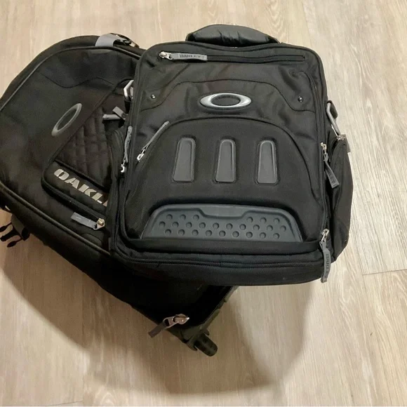 Oakley Black and Gray Travel Bag and Computer Bag….Set…. - Picture 7 of 10